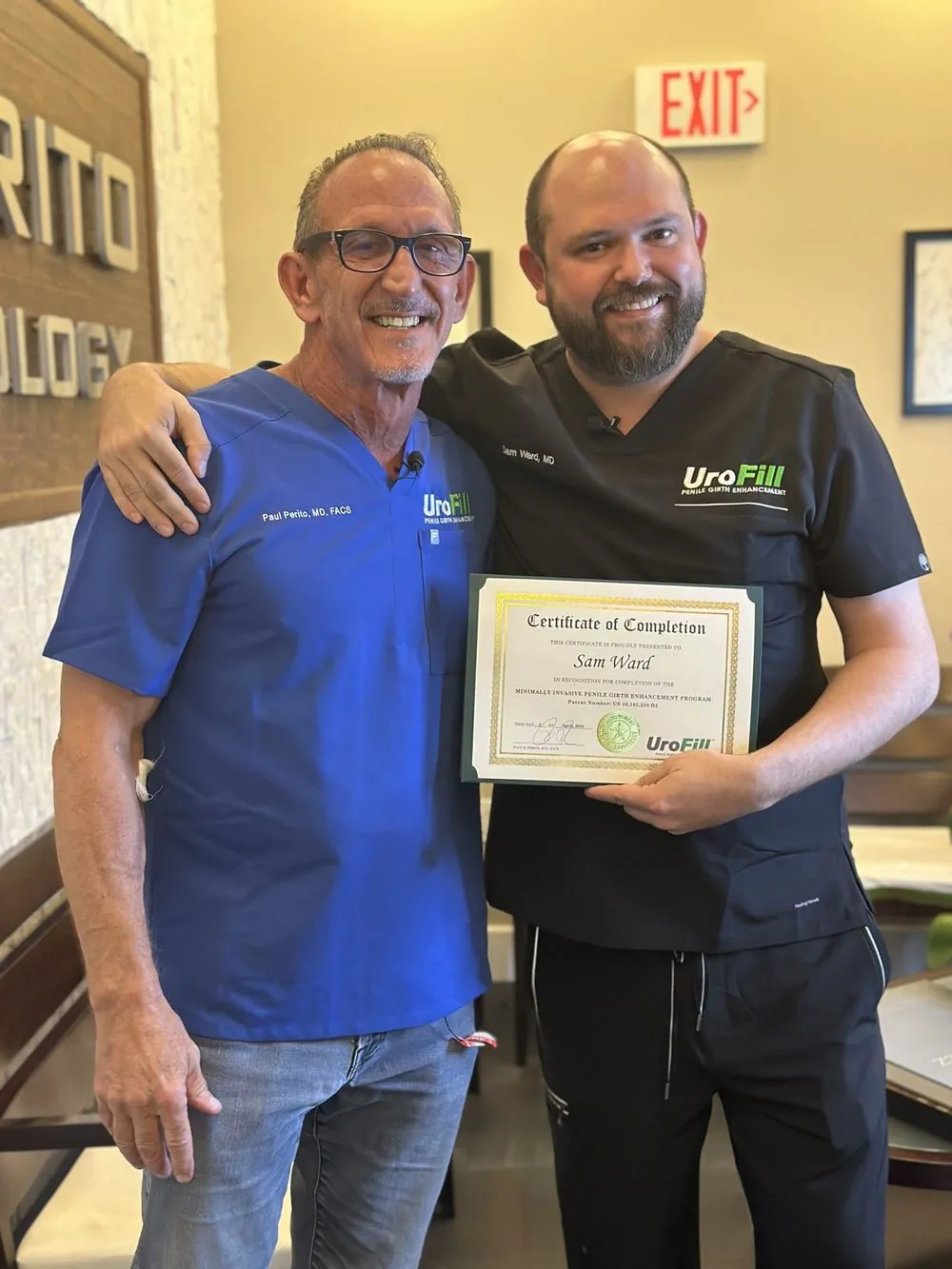 Dr. Sam Ward ontvangt zijn UroFill®-certificaat van Dr. Paul Perito